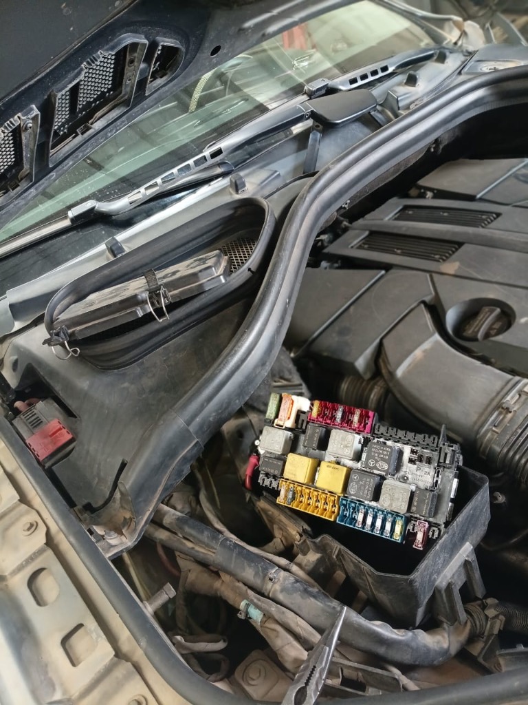 Mercedes GL450 engine bay inspection